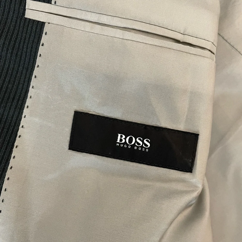 HUGO BOSS Pasolini/Movie Subtle‎ Narrow Stripe Wool Suit in Charcoal Size 44 L